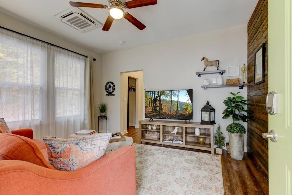 Mountain Bungalow-Walk To Downtown/Biker'S Dream! Hot Springs Exterior photo